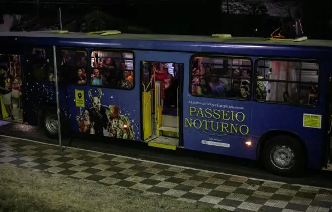 “passeio-noturno”-leva-o-publico-em-uma-jornada-pelo-centro-historico-de-cuiaba