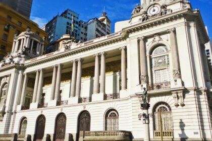 rio-aprova-pl-que-extingue-licenca-premio-e-muda-horario-de-professor