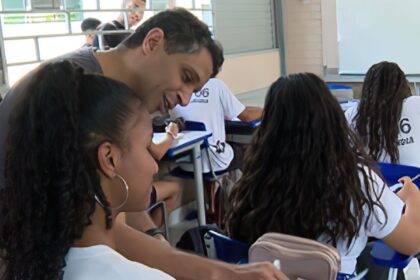 camara-aprova-projeto-que-restringe-uso-de-celular-em-escolas