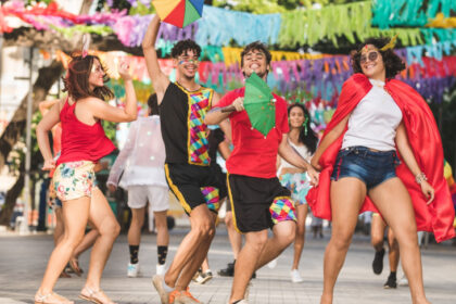 carnaval-aquece-a-economia-em-barra-do-garcas-e-em-toda-a-regiao-do-vale-do-araguaia,-animando-comerciantes-locais