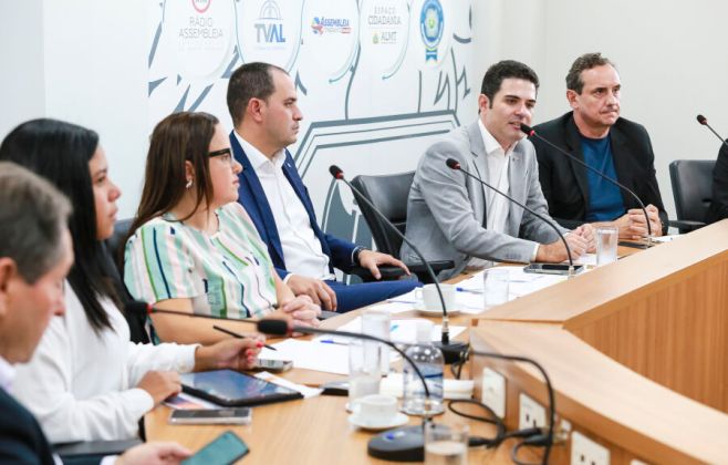 frente-parlamentar-discute-novo-modelo-para-compra-de-material-escolar