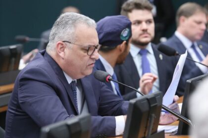 comissao-aprova-penas-para-quem-usar-ia-para-incluir-pessoas-em-imagens-de-nudez-e-atos-sexuais-e-ameacar-divulga-las