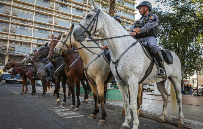 cavalaria-da-pm-prende-dois-foragidos-da-justica-durante-abordagem-em-varzea-grande