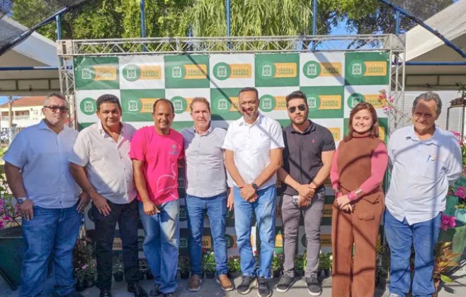 presidente-da-camara-e-vereadores-participam-da-i-feira-de-flores-e-plantas