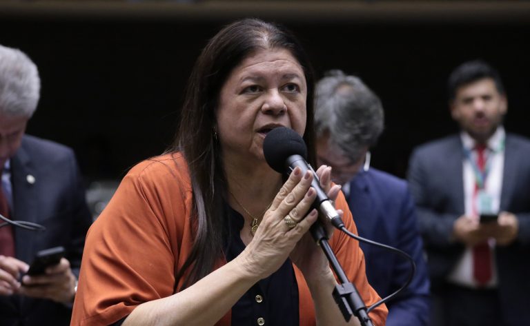 comissao-aprova-projeto-que-torna-crime-o-assedio-a-adolescentes
