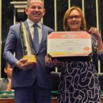 governador-recebe-comenda-do-senado-por-avanco-na-alfabetizacao-infantil-em-mt