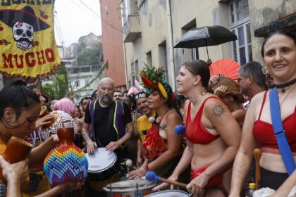 besa-me-mucho-leva-musica-latina-as-ladeiras-do-morro-da-providencia