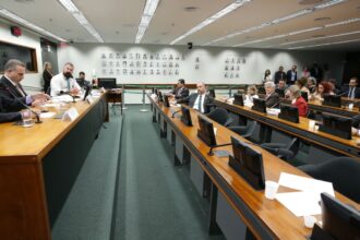 conselho-de-etica-adia-analise-contra-deputados-por-quebra-de-decoro