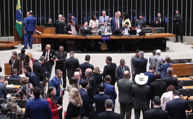 votacao-de-veto-a-projeto-que-reduz-penas-de-condenados-pelo-8-de-janeiro-gera-debate-entre-deputados