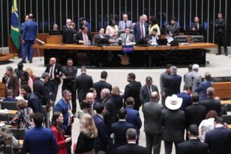 votacao-de-veto-a-projeto-que-reduz-penas-de-condenados-pelo-8-de-janeiro-gera-debate-entre-deputados