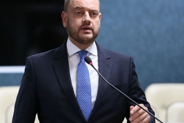 governador-em-exercicio-do-rio-troca-comando-de-secretarias