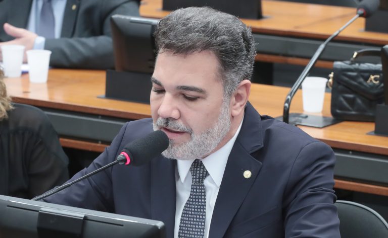 comissao-aprova-punicao-para-uso-de-ia-em-violencia-contra-a-mulher