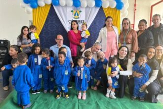 prefeitura-entrega-mais-de-9-mil-kits-de-uniformes-para-alunos-da-rede-municipal