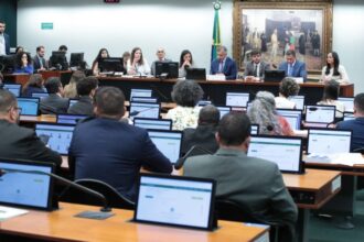 ccj-adia-analise-de-propostas-que-reduzem-a-maioridade-penal-para-16-anos