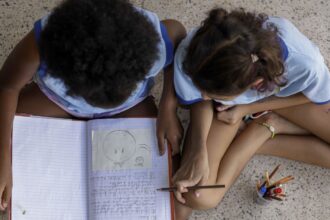 metade-dos-estudantes-nao-ve-debate-antirracista-na-escola,-diz-estudo