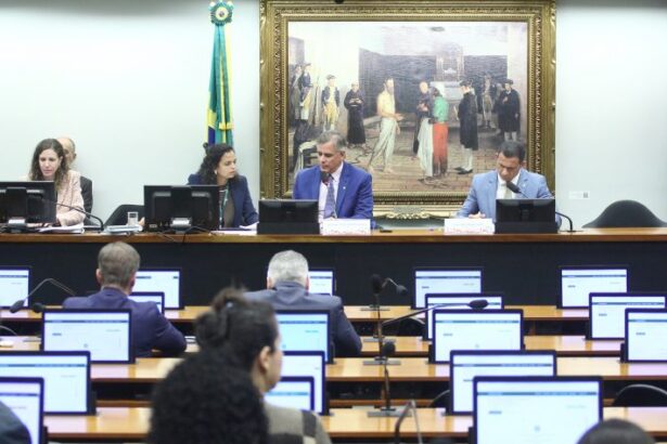 relator-conclui-leitura-de-parecer-favoravel-a-reducao-da-maioridade-penal;-votacao-e-adiada