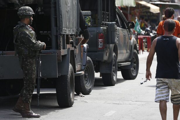 policia-faz-acao-para-cumprir-56-mandados-de-prisao-na-mare,-no-rio