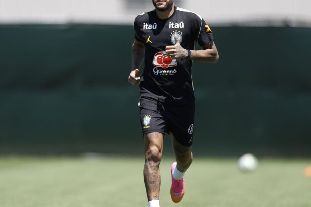 neymar-vai-a-campo-pela-primeira-vez-em-treino-da-selecao-brasileira